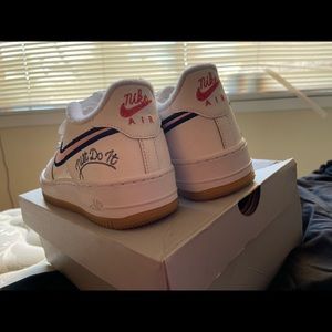 only worn twice . No issues with the shoes , just don’t want them anymore.